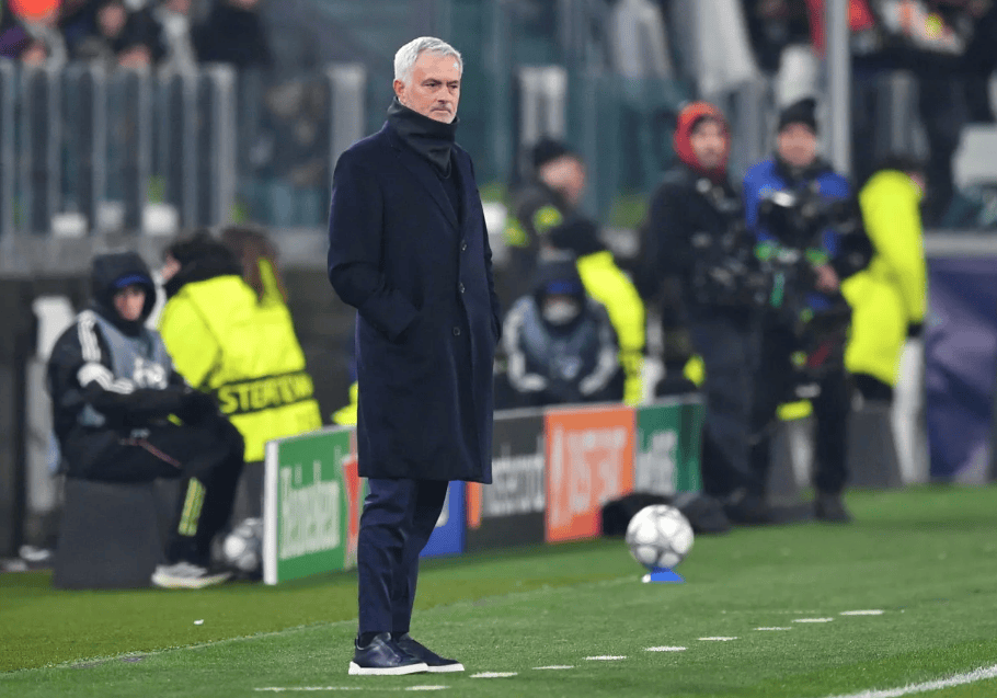 本菲卡迎战皇马前，穆帅前往医院1小时，治疗耳朵发炎